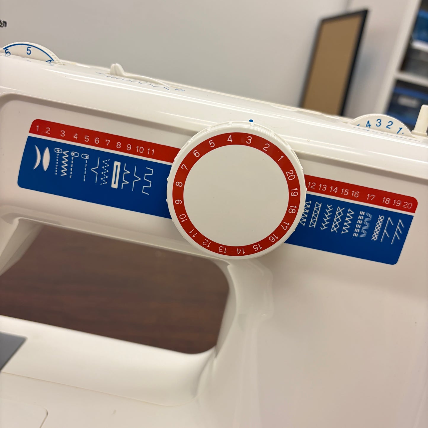 White Sewing Machine – Model 4075 "Jeans"
