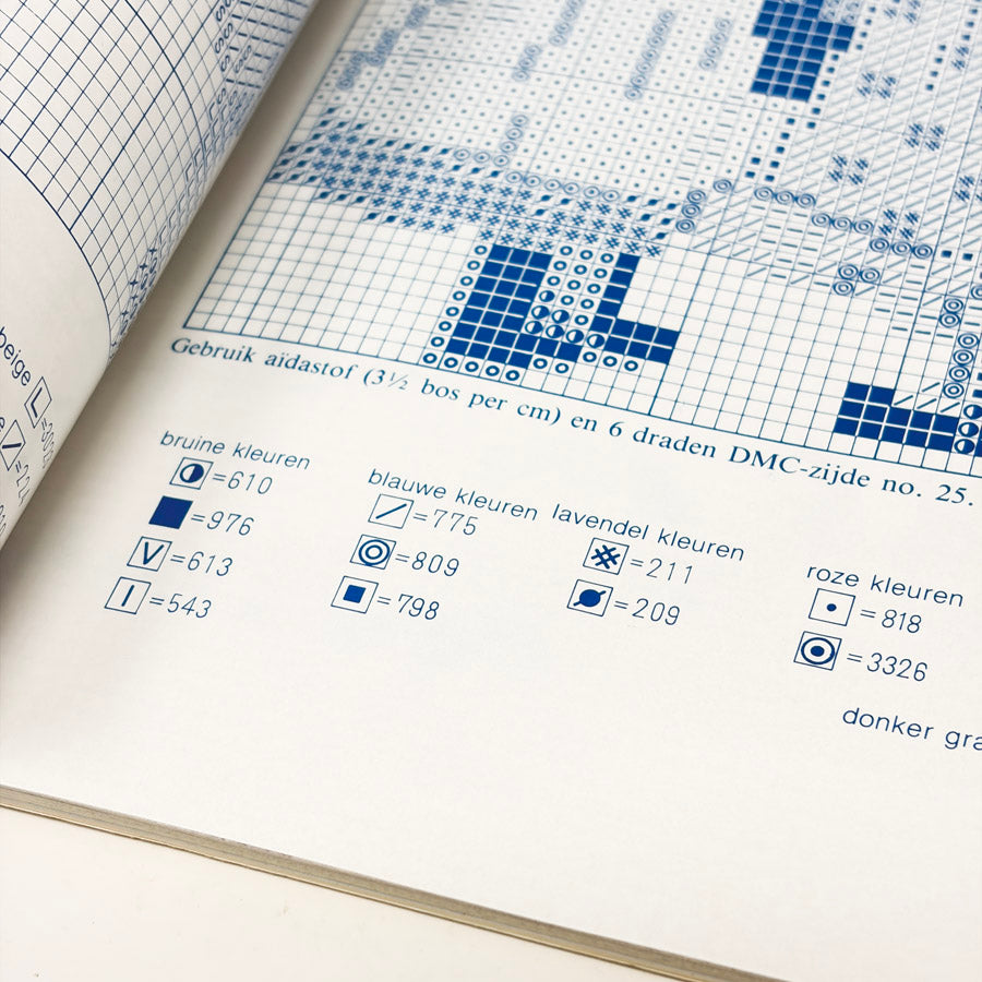 Het kruisstekenboek (The Cross-Stitch Book) by Masano Onoe