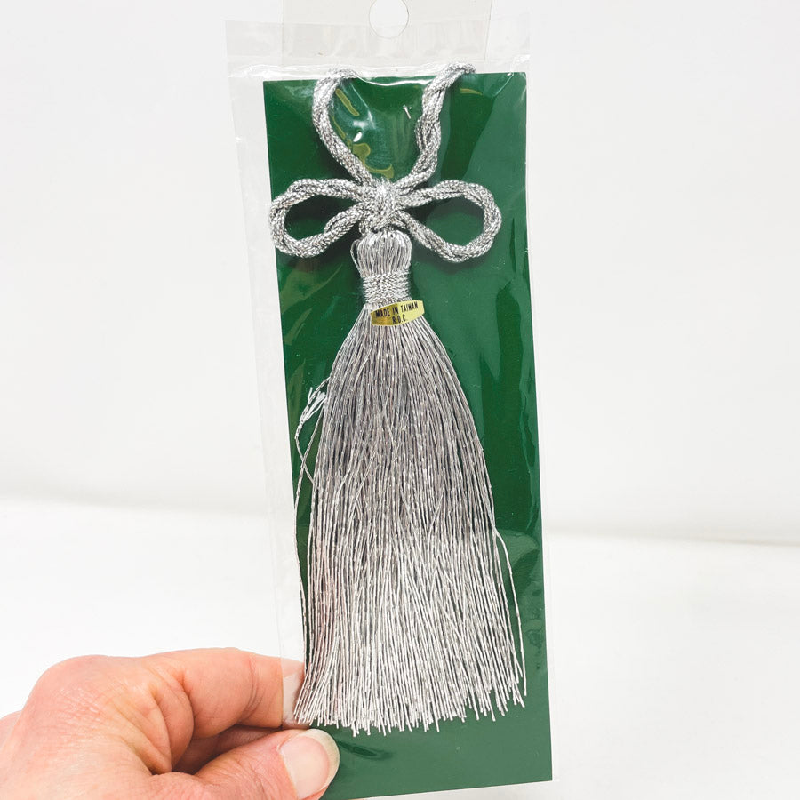 Assorted Metallic Finish Tassles (1)