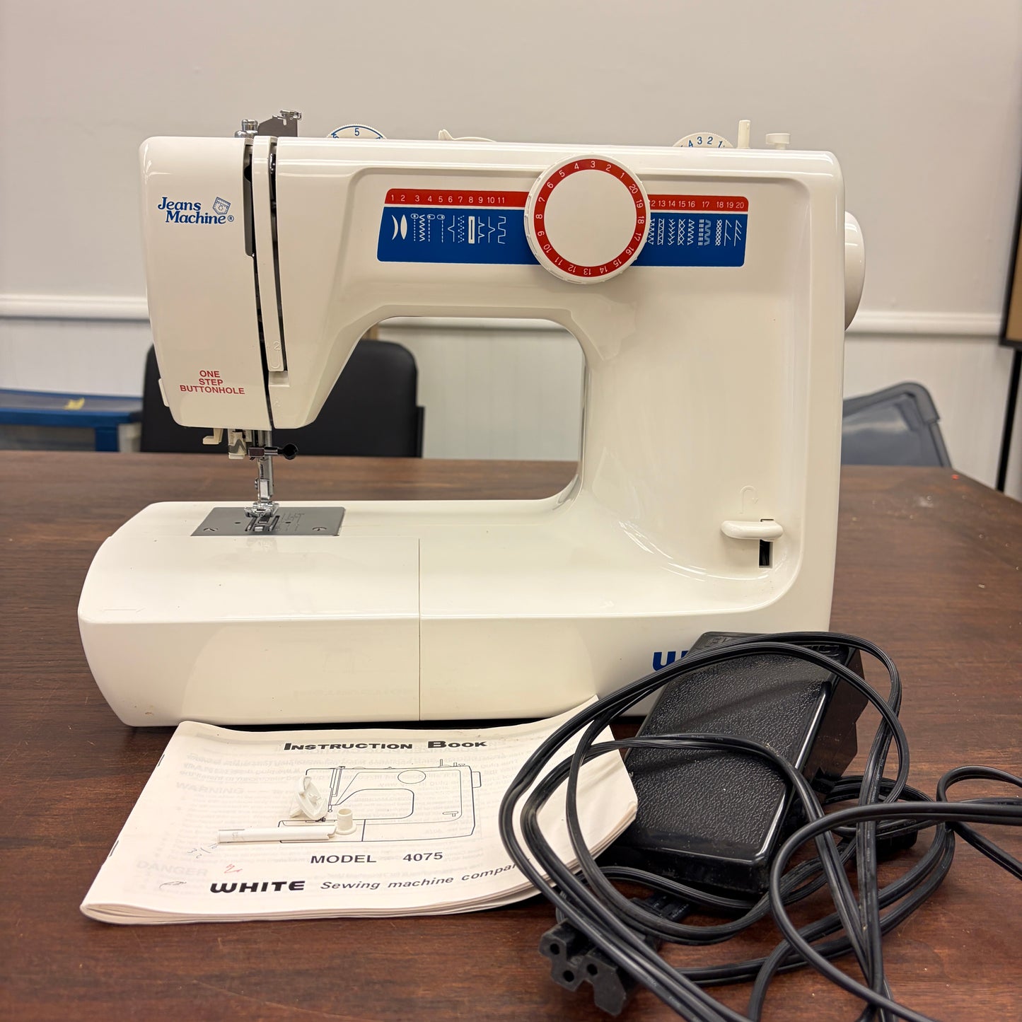 White Sewing Machine – Model 4075 "Jeans"