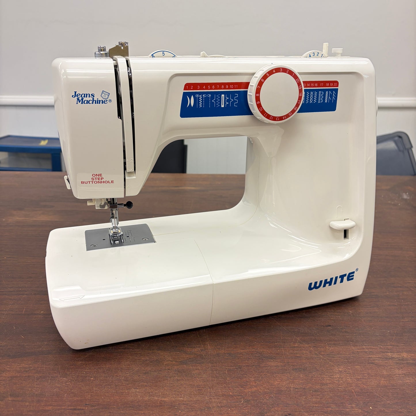 White Sewing Machine – Model 4075 "Jeans"