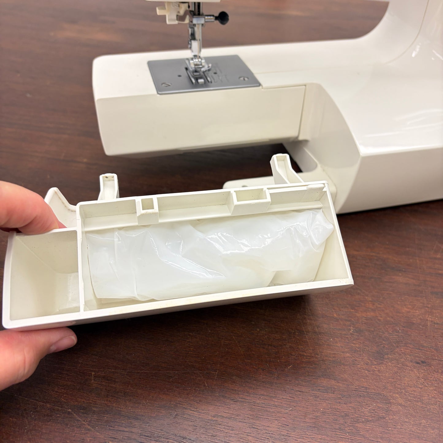 White Sewing Machine – Model 4075 "Jeans"