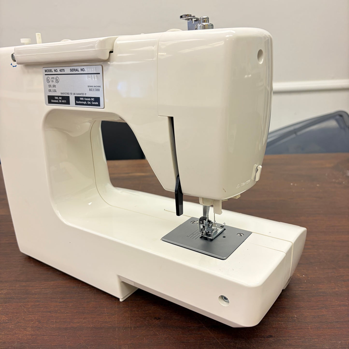 White Sewing Machine – Model 4075 "Jeans"