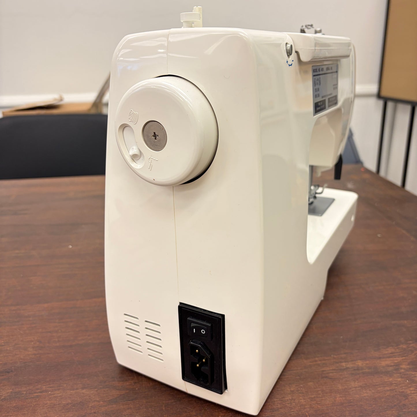 White Sewing Machine – Model 4075 "Jeans"