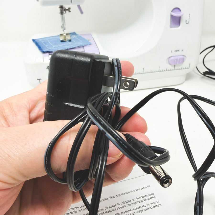 Singer Pixie Plus Sewing Machine – Like New!