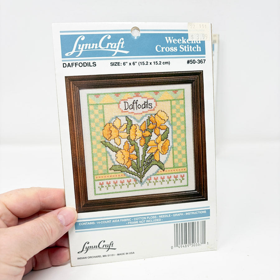 Flowers – LynnCraft Weekend Cross Stitch Kits