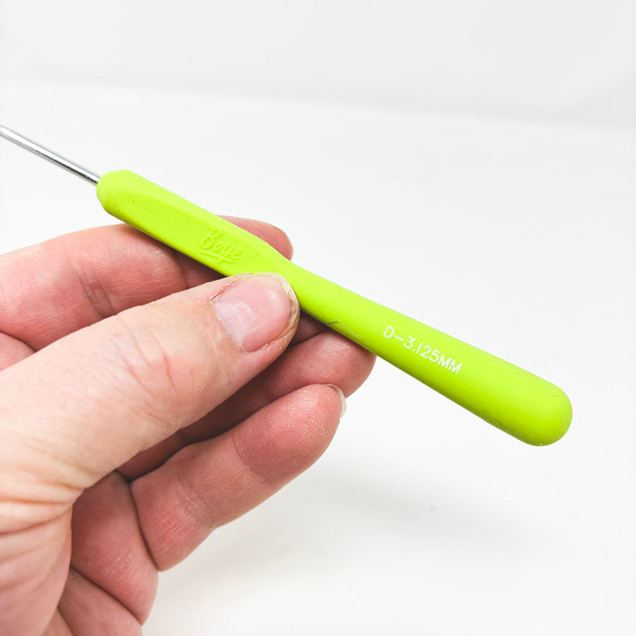 Metal Crochet Hook with Grip (1)